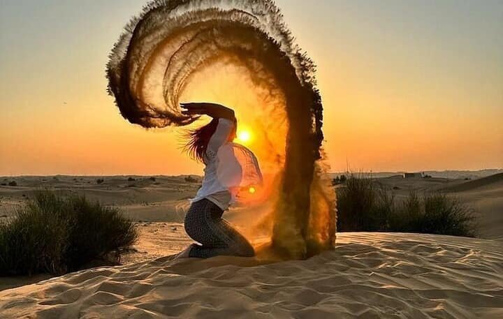 Sand toss at sunset in the Dubai desert — Desert Safari VIP