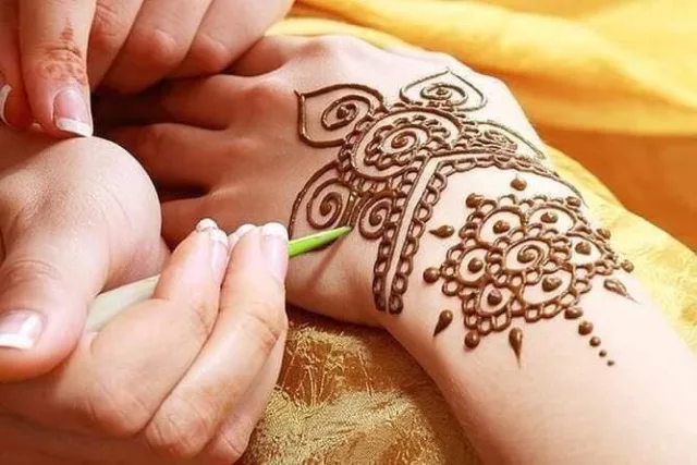 henna painting